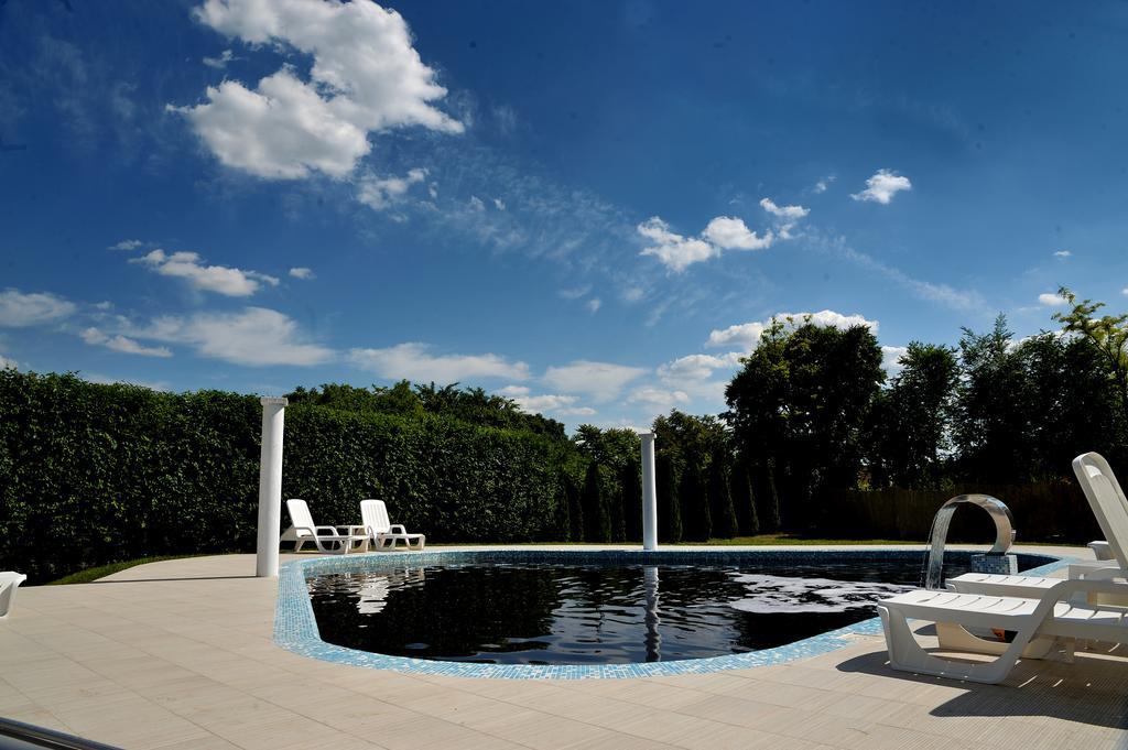 Villa Via Bečej Esterno foto